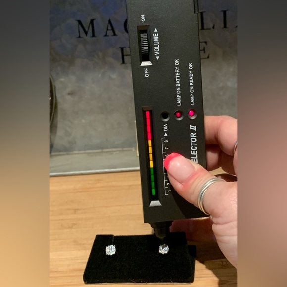 925 - 0.50ct Moissanite stud earrings. Brand New with box. - Picture 3 of 9